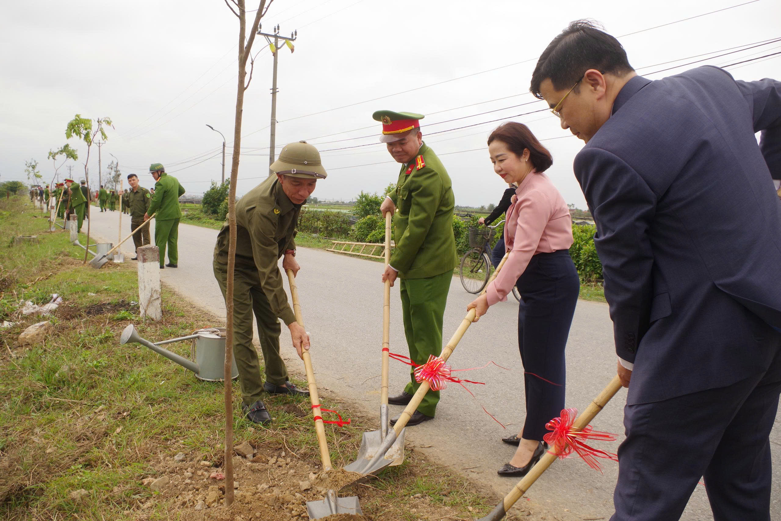Công an phường Hồng An trồng 500 cây xanh hưởng ứng Tết trồng cây “Đời đời nhớ ơn Bác Hồ” năm 2026